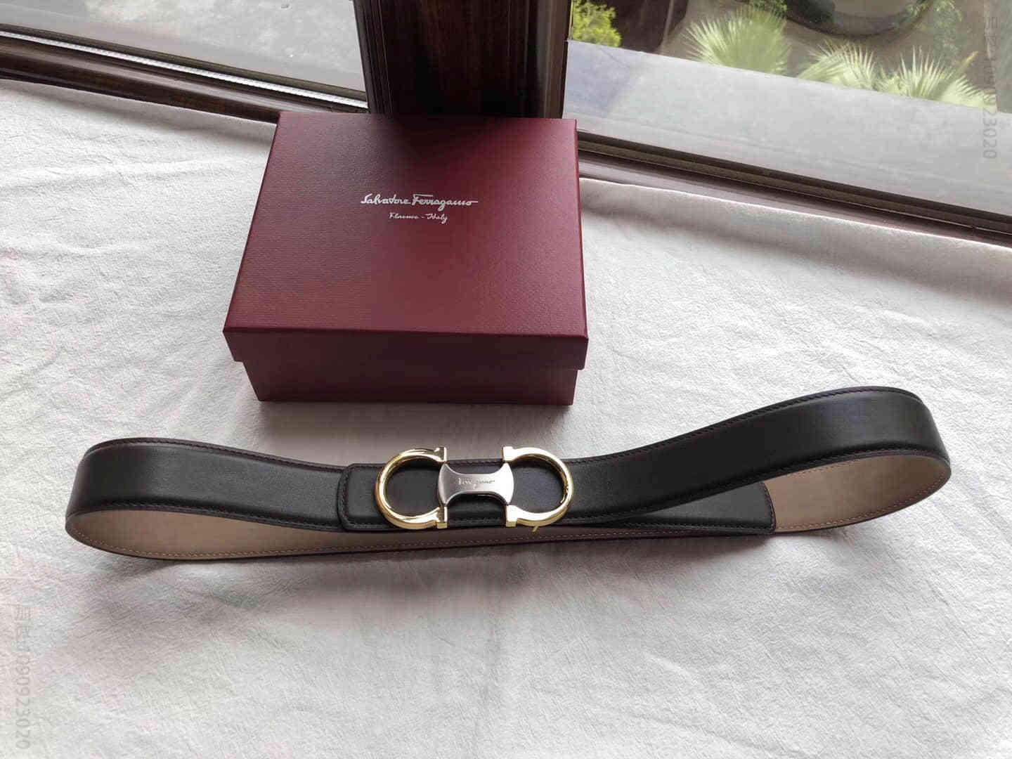 Ferragamo菲拉格慕马蹄挂扣款与进口牛皮简洁带身相结合2023最新款男士腰带