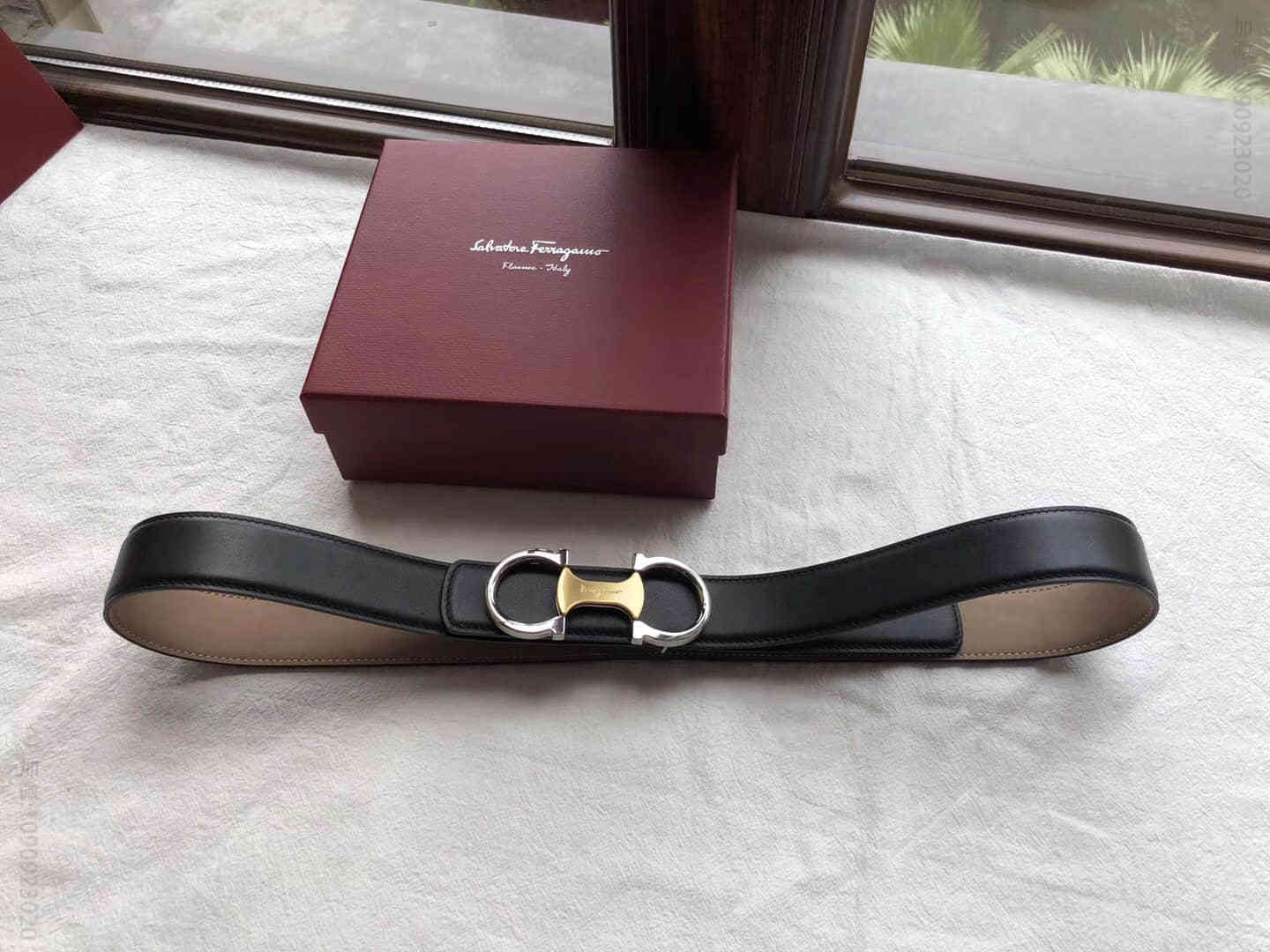 Ferragamo菲拉格慕马蹄挂扣款与进口牛皮简洁带身相结合2023最新款男士腰带