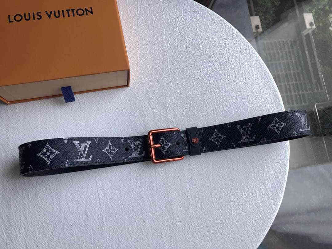 Louis Vuitton路易威登 Monogram ink 帆布面料裁制而成的Voyager腰带 LV男士腰带 M32619