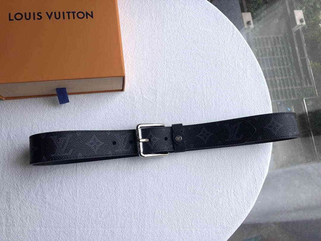 Louis Vuitton路易威登 Monogram ink 帆布面料裁制而成的Voyager腰带
