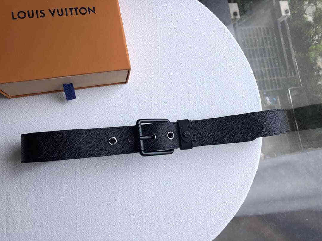 Louis Vuitton路易威登 Monogram ink 帆布面料裁制而成的Voyager腰带