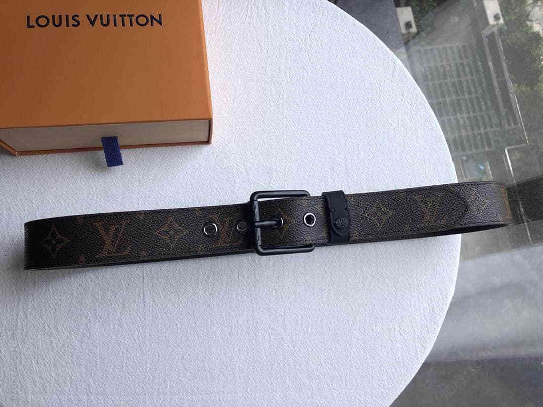 Louis Vuitton路易威登 Monogram ink 帆布面料裁制而成的Voyager腰带