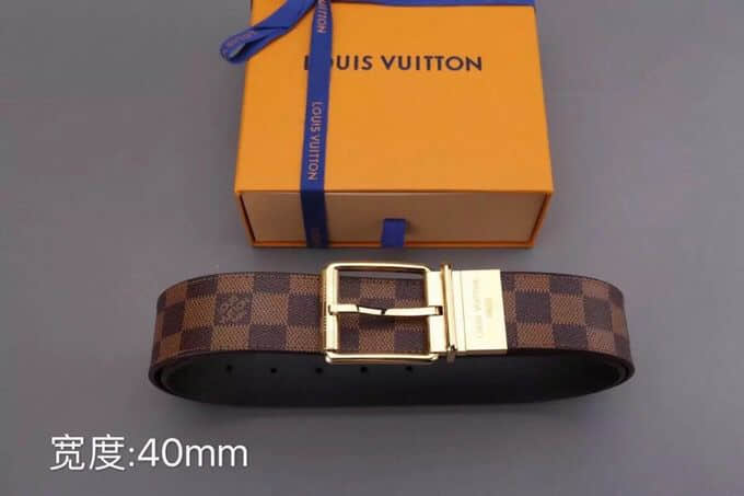 Louis Vuitton LV路易威登宽度40mm男款Monogram帆布配小牛皮材质LV银色LOGO腰带