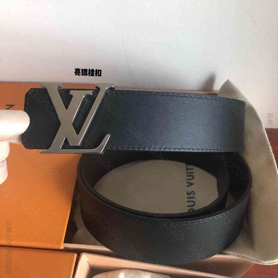 路易威登标志性的LV Initiales腰带