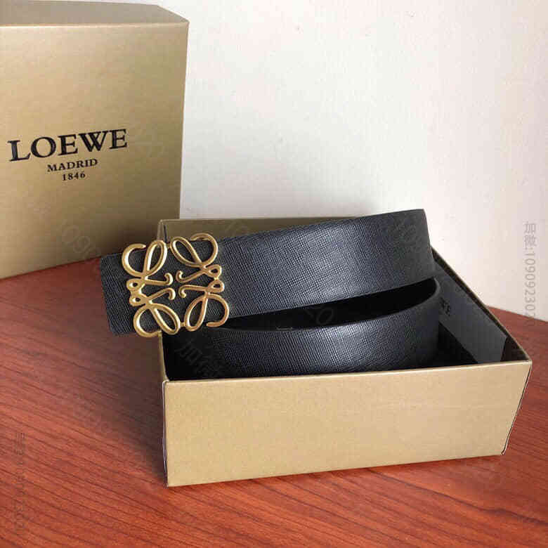 LOEWE罗意威 精钢材质标志金属挂扣，搭配头层牛皮十字纹理腰带