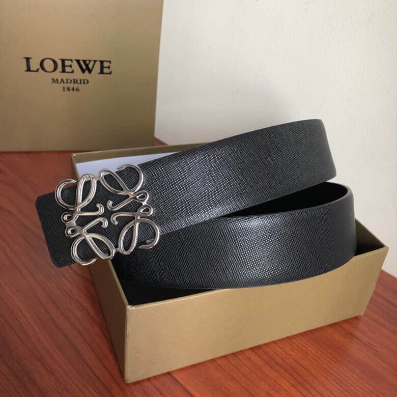 LOEWE罗意威 精钢材质标志金属挂扣，搭配头层牛皮十字纹理腰带