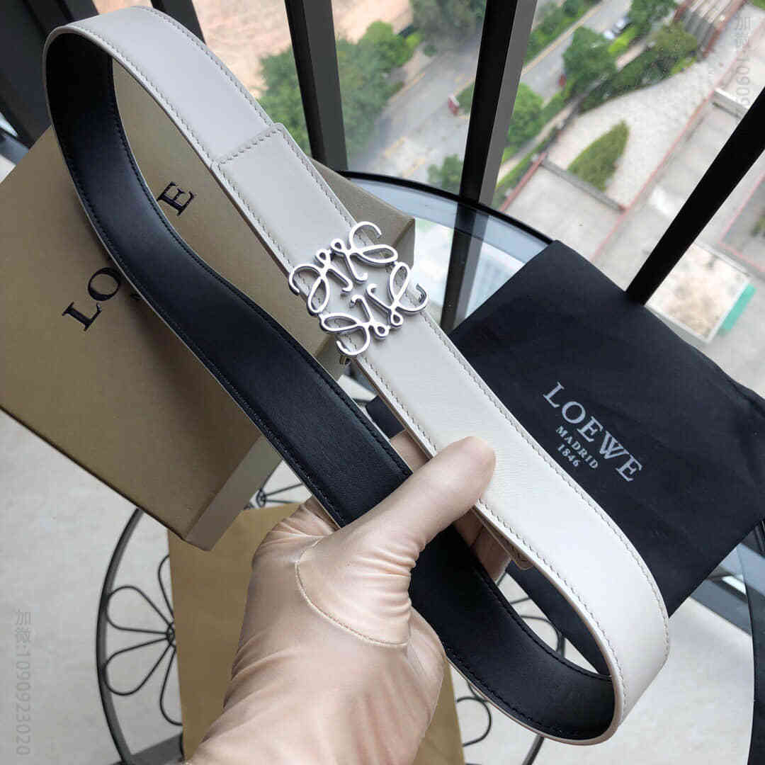 LOEWE罗意威女士3.2cm搭配品牌标识金属挂扣双面外用腰带