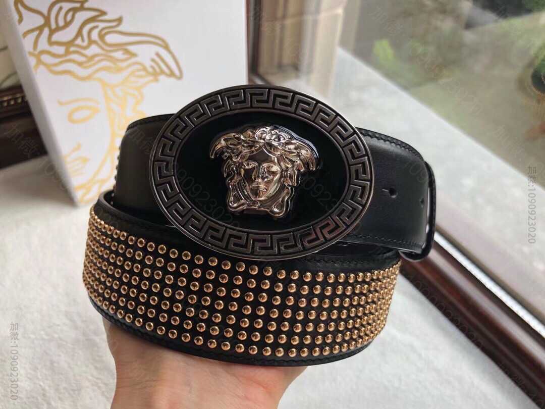 范思哲(Versace)牛皮平面融入时尚元素镶嵌铆钉款男士腰带宽度3.8cm