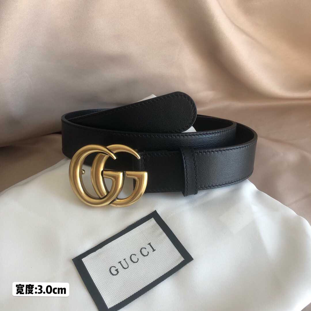 Gucci古驰男女款腰带采用标志性的古铜色GG搭扣腰带