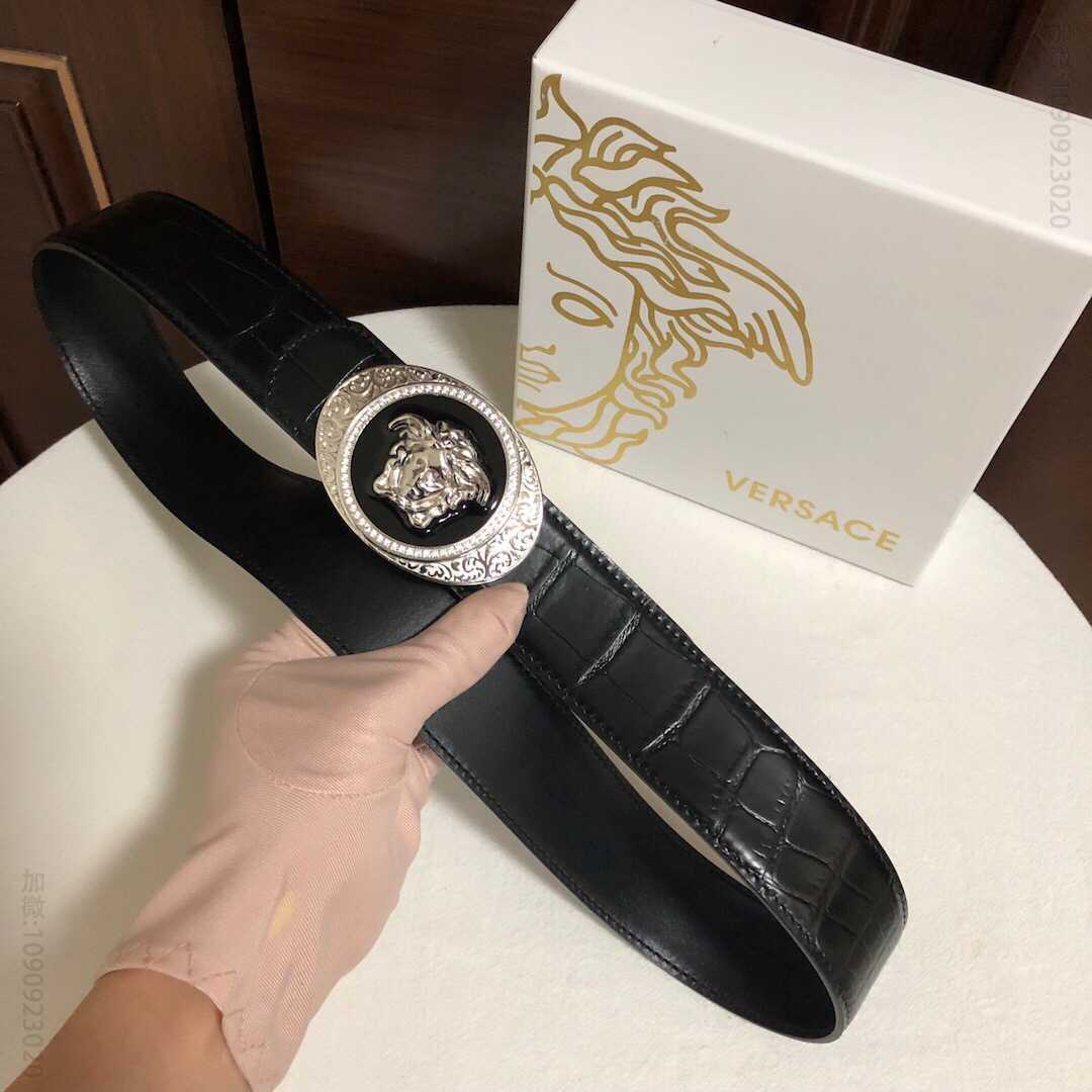 VERSACE范思哲男士头层牛皮压印鳄鱼纹理，搭配精钢美杜莎头像镶嵌钻金属挂扣腰带3.8cm。