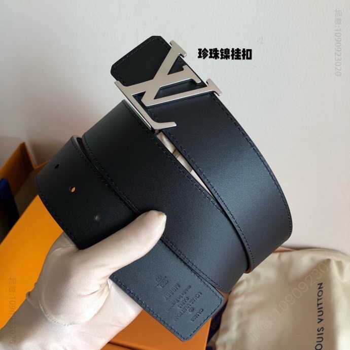 路易威登标志性的小牛皮和黑色小牛皮LV Initiales腰带
