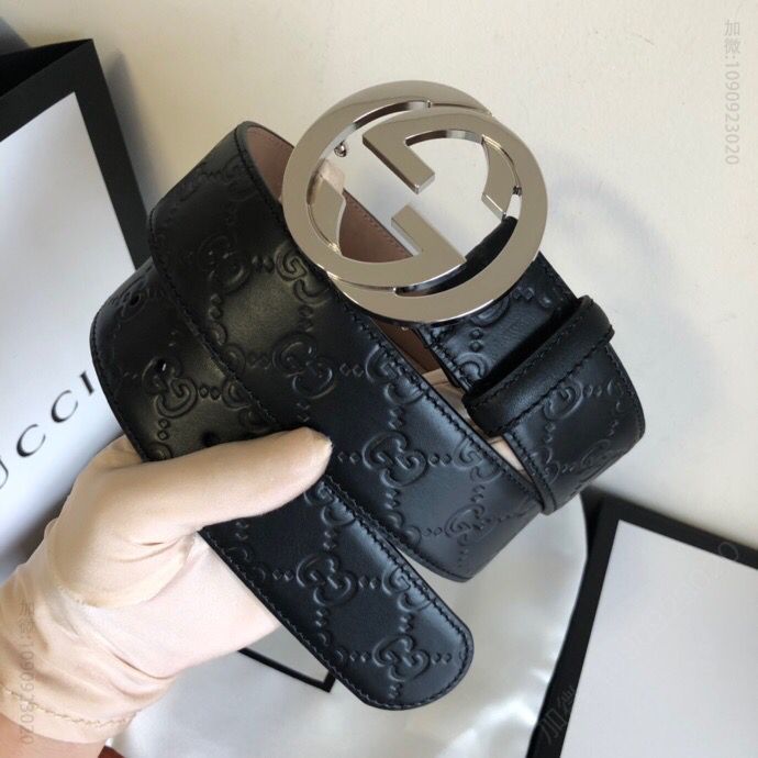 Gucci古驰采用热压印GucciSignature皮互扣式双G带扣腰带