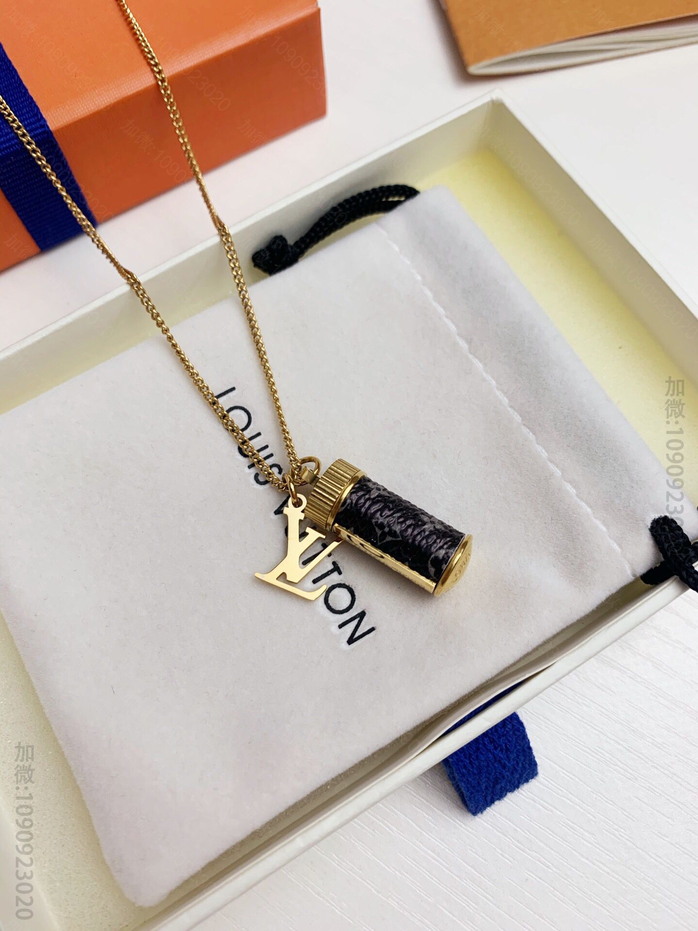 LV 925金色黑花瓶子 项链