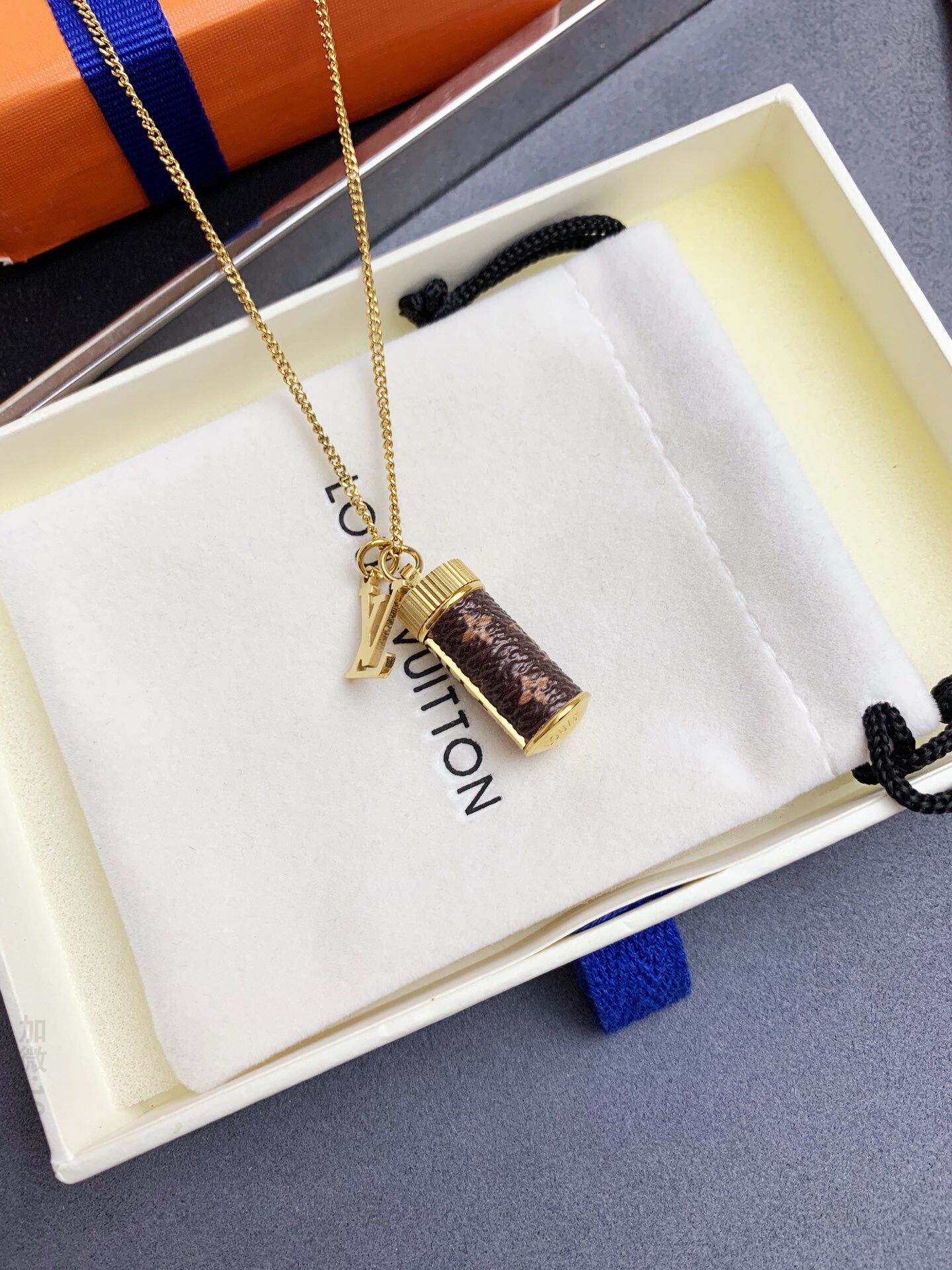 LV 金色老花瓶子 项链