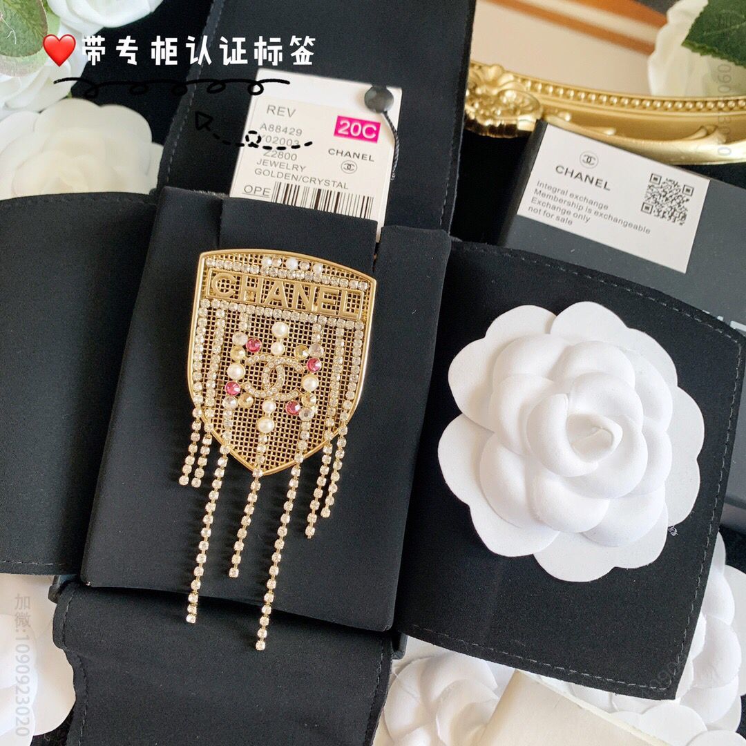 新款 CHANEL香奈儿盾牌流苏胸针
