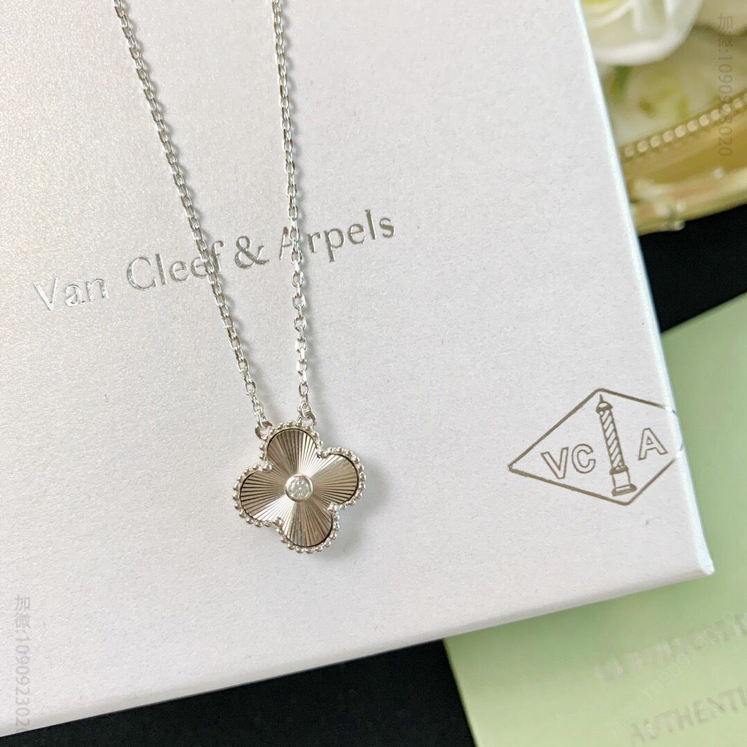 Van Cleef &Arpels 梵克雅宝圣诞限量四叶草项链