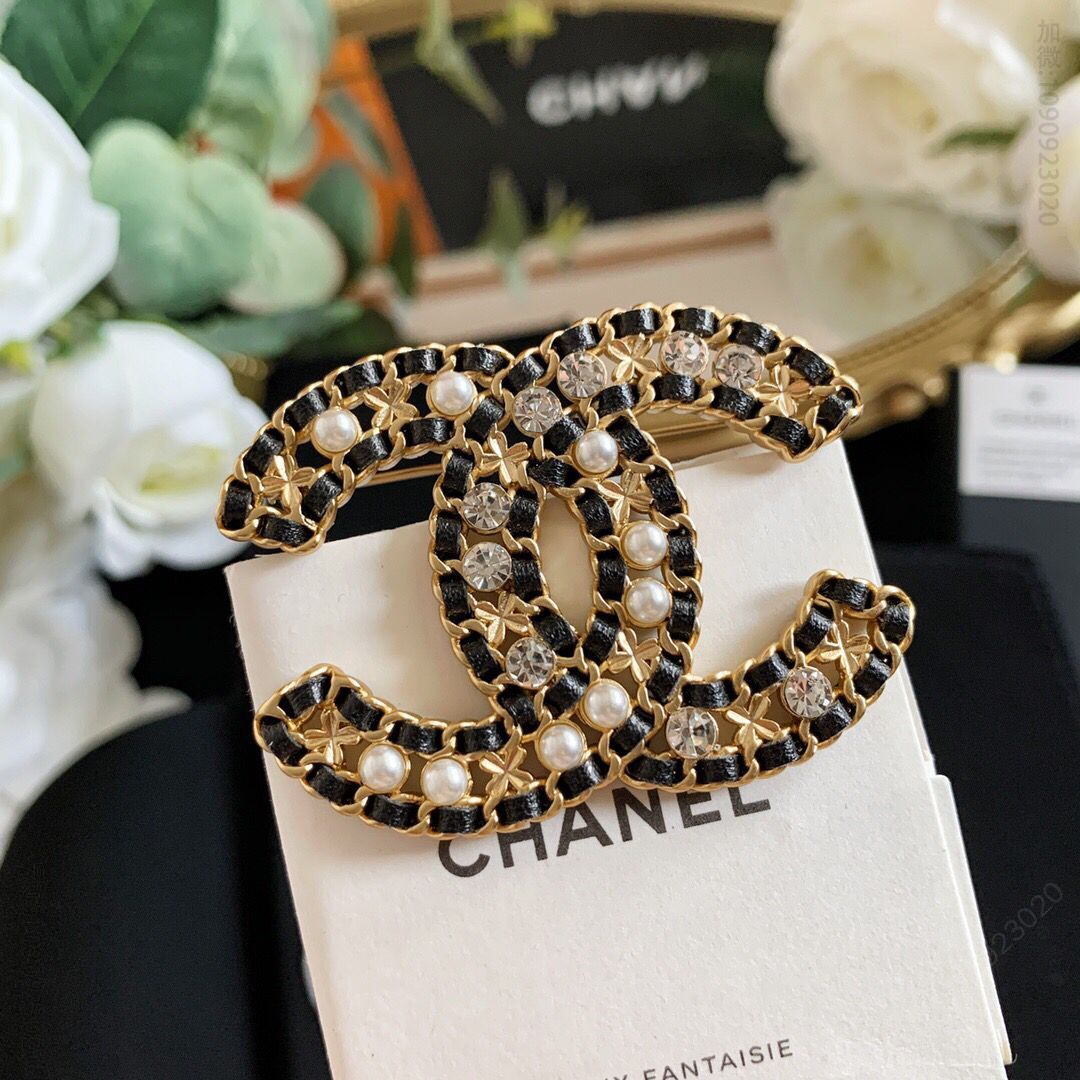 新款 CHANEL香奈儿双c黑皮绳珍珠胸针