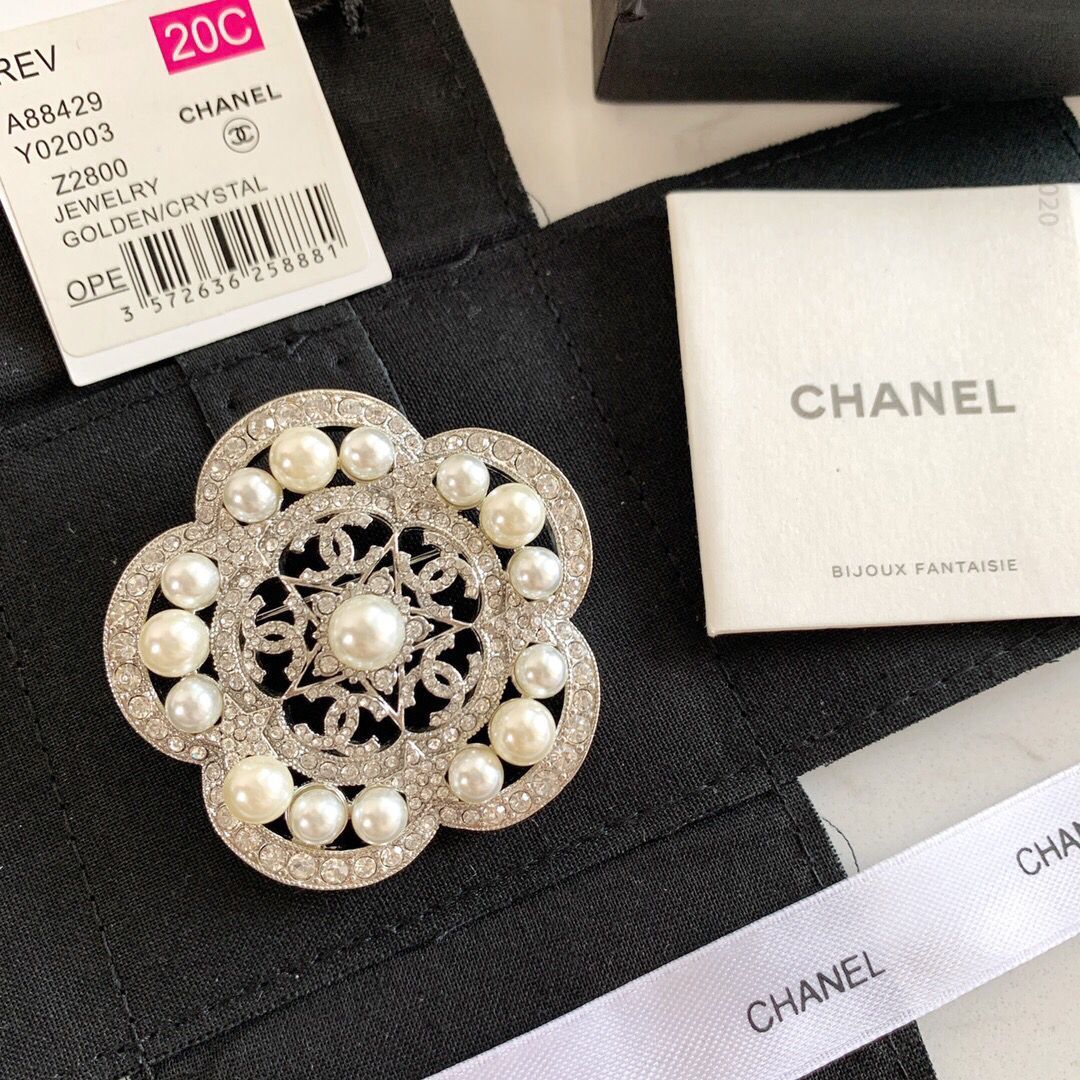 新款 CHANEL香奈儿双c雪花珍珠胸针