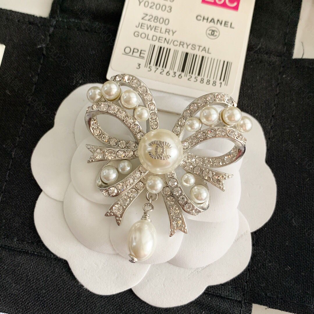 新款CHANEL香奈儿双c珍珠蝴蝶结胸针