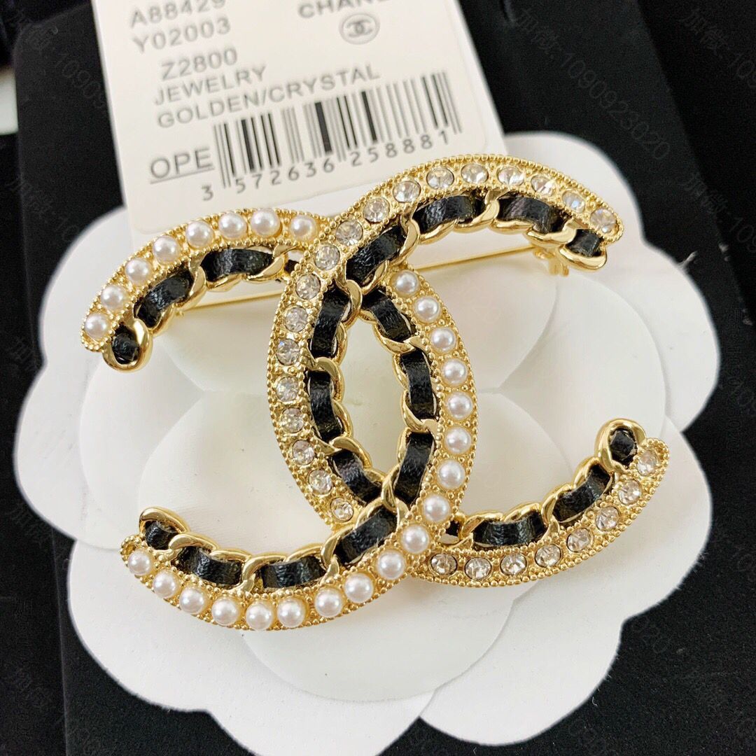 新款 CHANEL香奈儿双c珍珠黑皮绳胸针