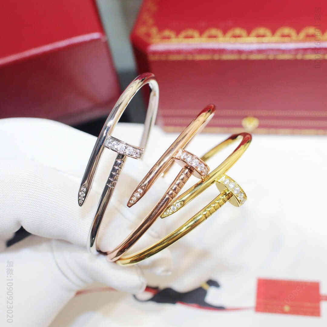 (卡地亚Cartier ) 德国进口独特亚金材质 LOVE系列带钻钉子手镯