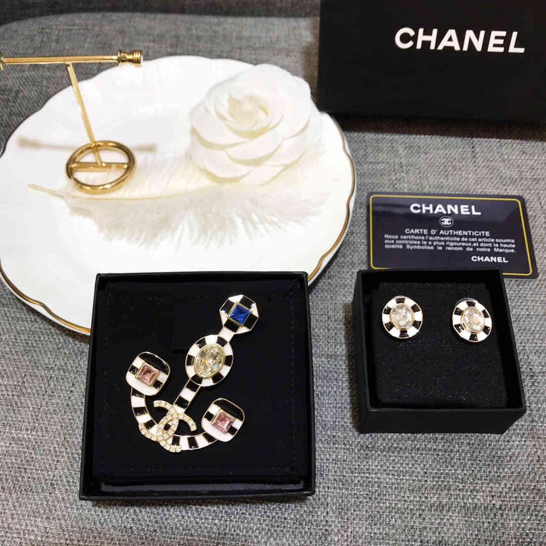 2023款早秋新款 Chanel 香奈儿黑白彩钻船锚胸针 耳钉