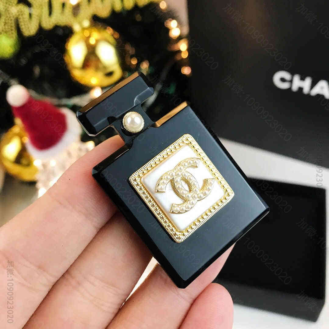 CHANEL香奈儿 亚克力板材质双c香水瓶胸针