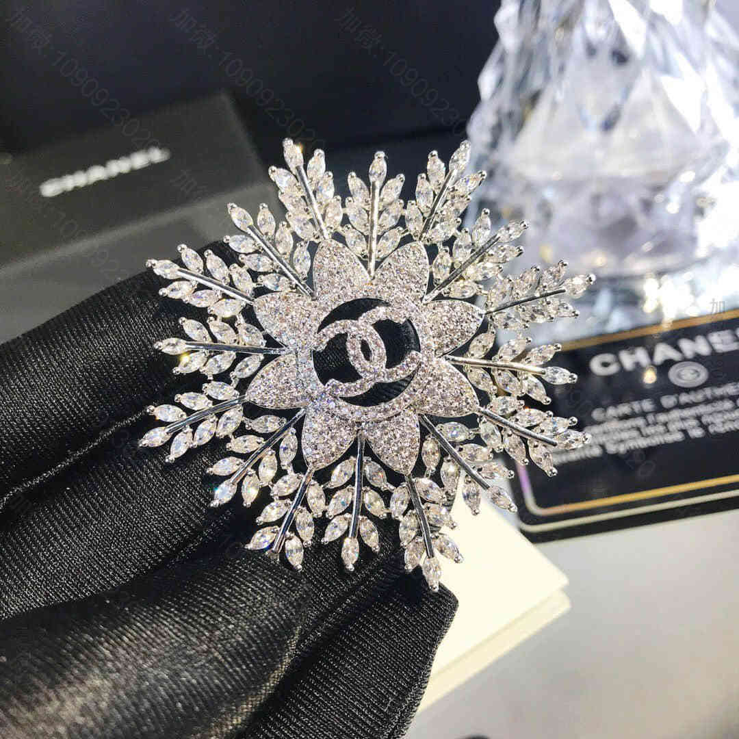 冬季新款CHANEL香奈儿双c雪花满钻胸针