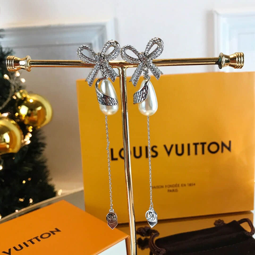 高仿路易威登耳环饰品 路易威登耳环饰品 Louis Vuitton 路易威登 蝴蝶结珍珠耳钉耳环 