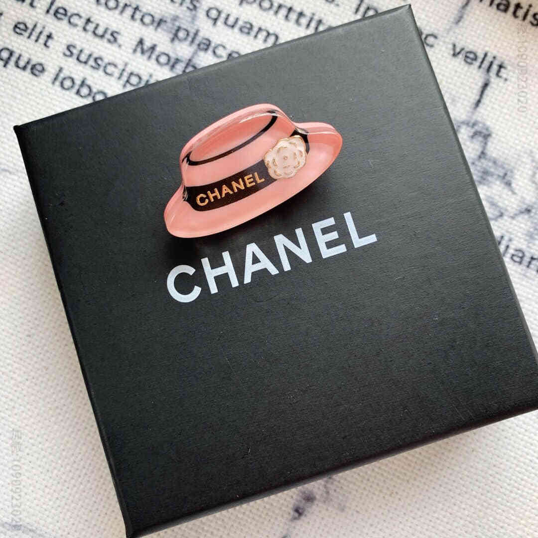 新款 CHANEL香奈儿粉色帽子胸针