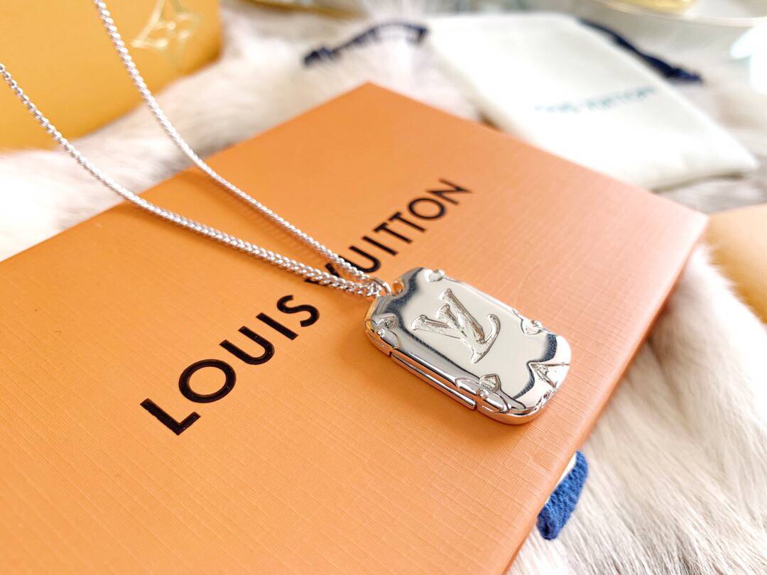Louis Vuitton 路易威登 情侣款lv盾牌项链