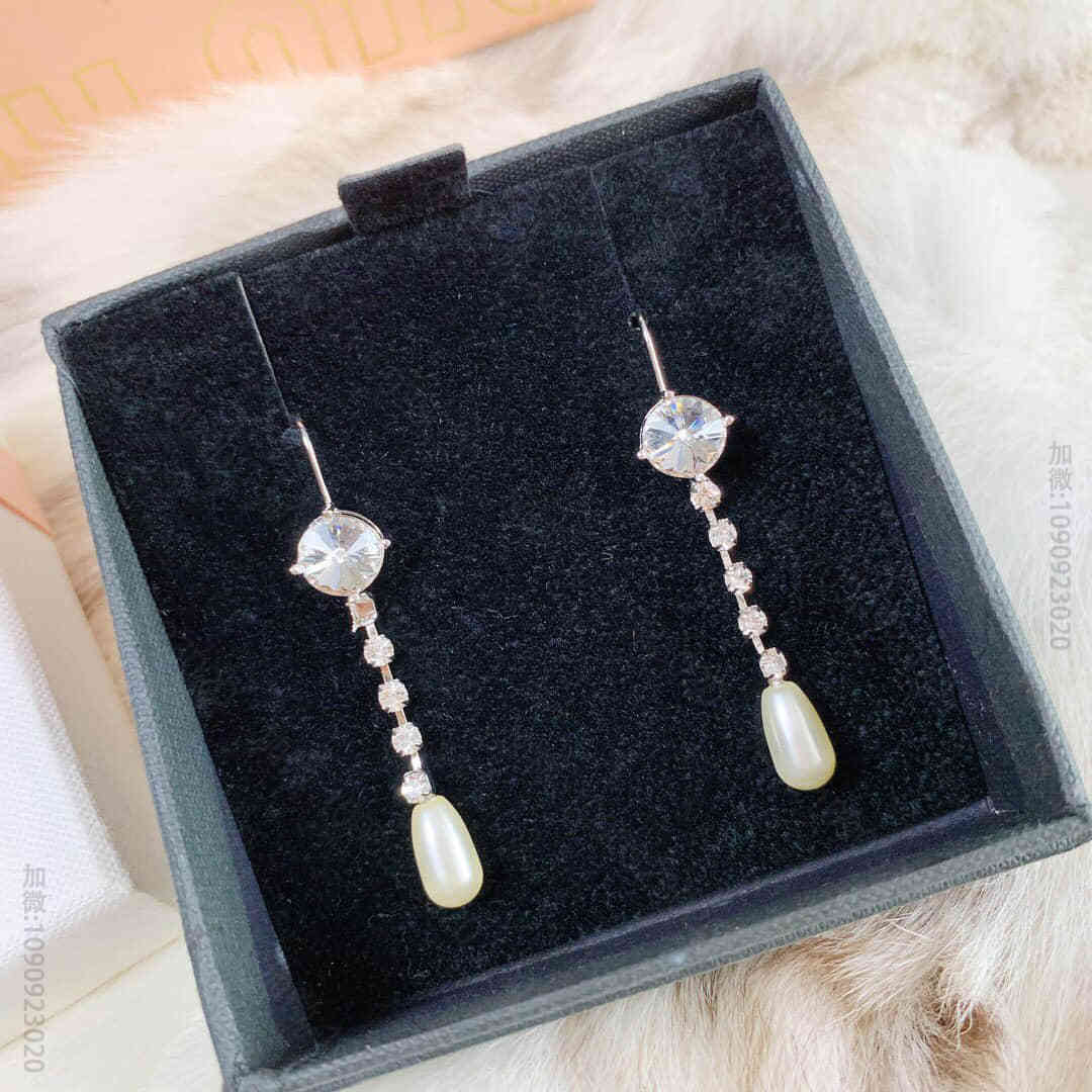 MiuMiu谬谬新款银色水钻珍珠长耳环耳钉