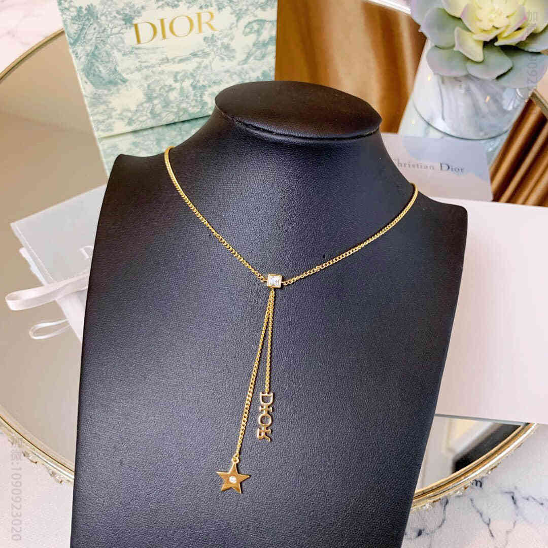 DIOR19春夏字母dior五角星项链