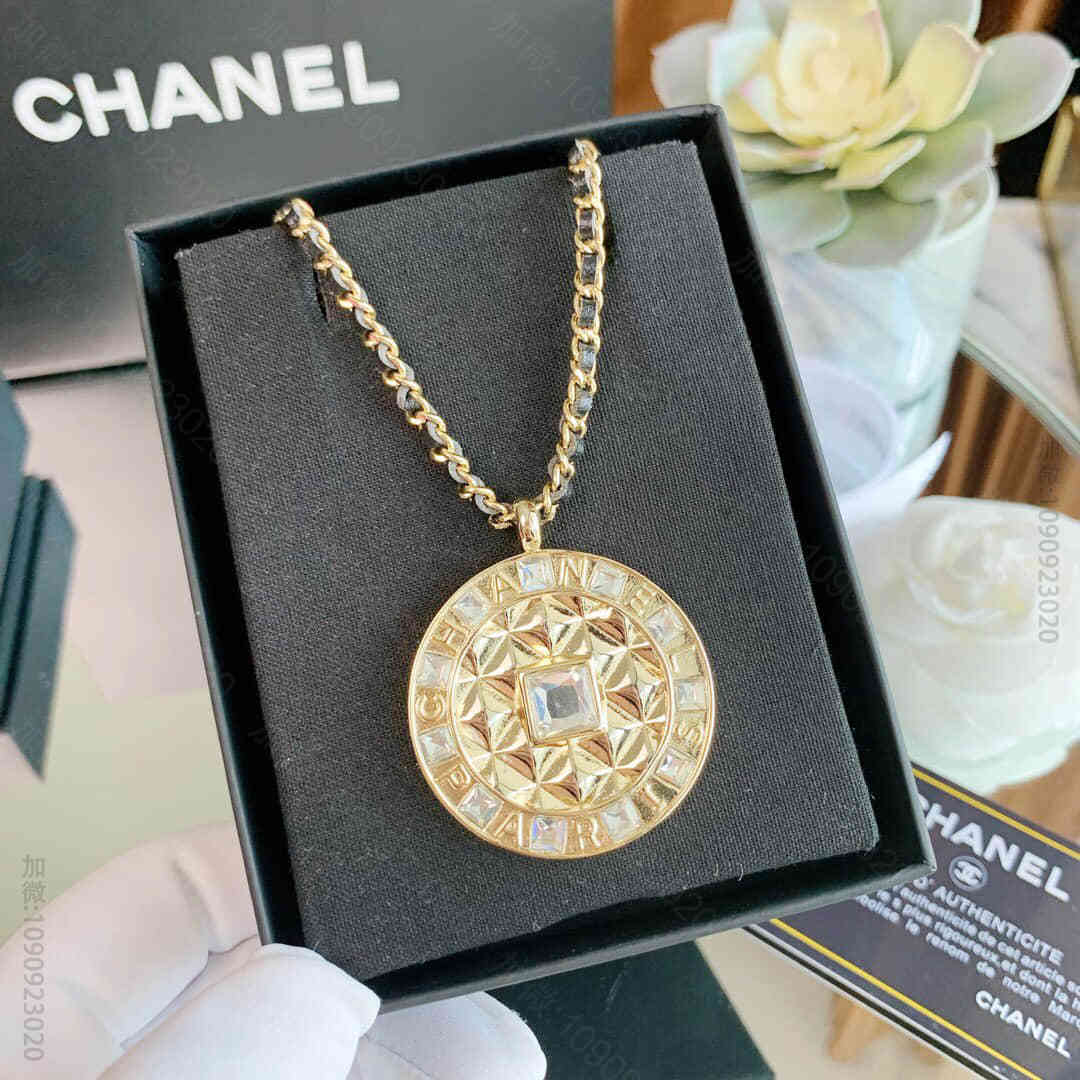 19新款 CHANEL香奈儿水钻圆牌黑皮绳项链