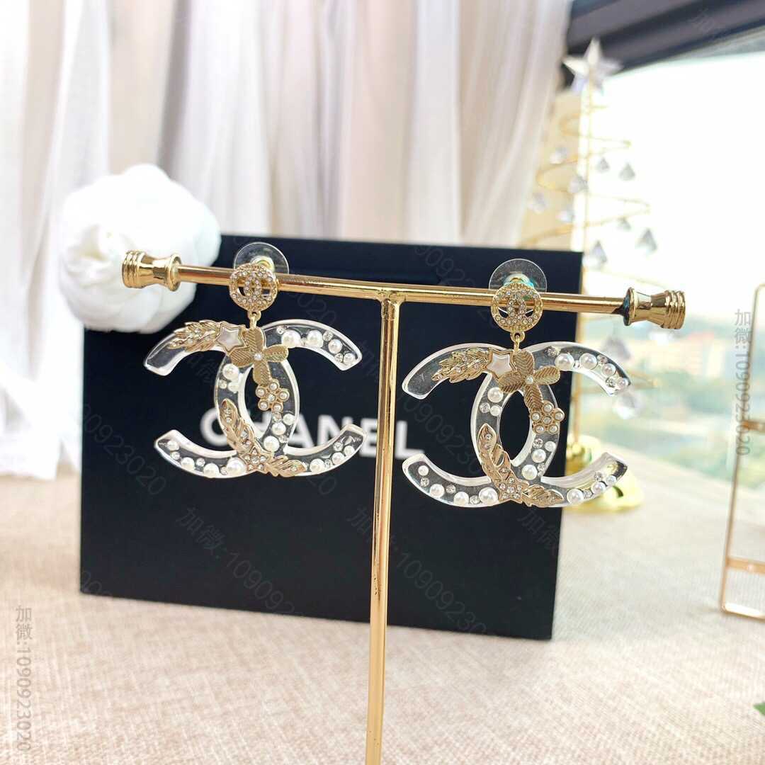 19年新款 CHANEL白色透明亚克力珍珠雕花双c水钻耳钉耳环
