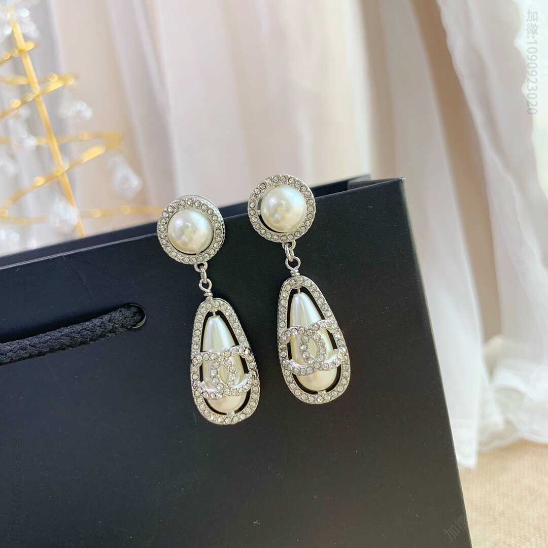 新款 CHANEL香奈儿双c珍珠满钻耳钉耳环