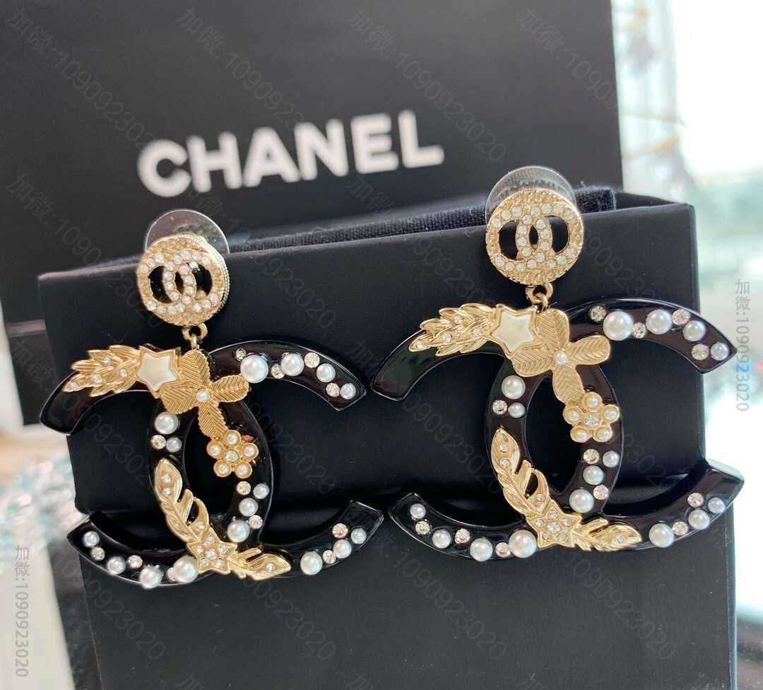 19年新款 CHANEL白色透明亚克力珍珠雕花双c水钻耳钉耳环