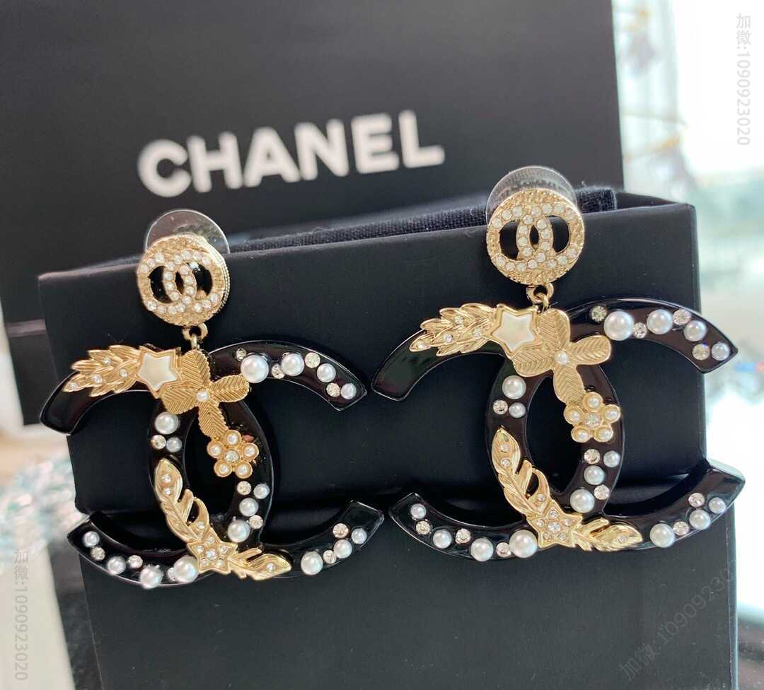 19年新款 CHANEL白色透明亚克力珍珠雕花双c水钻耳钉耳环