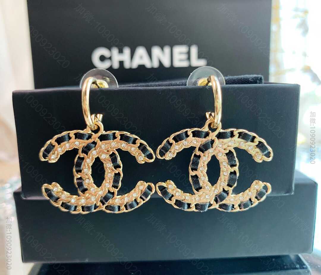 20年早春新款 CHANEL双c 满钻 黑皮耳钉耳环
