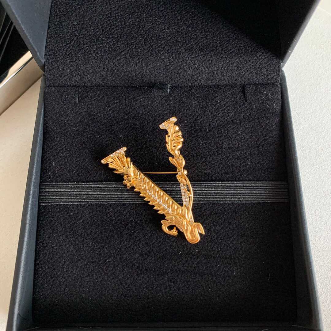 范思哲 水晶装饰金色Barocco字母VIRTUS水晶胸针