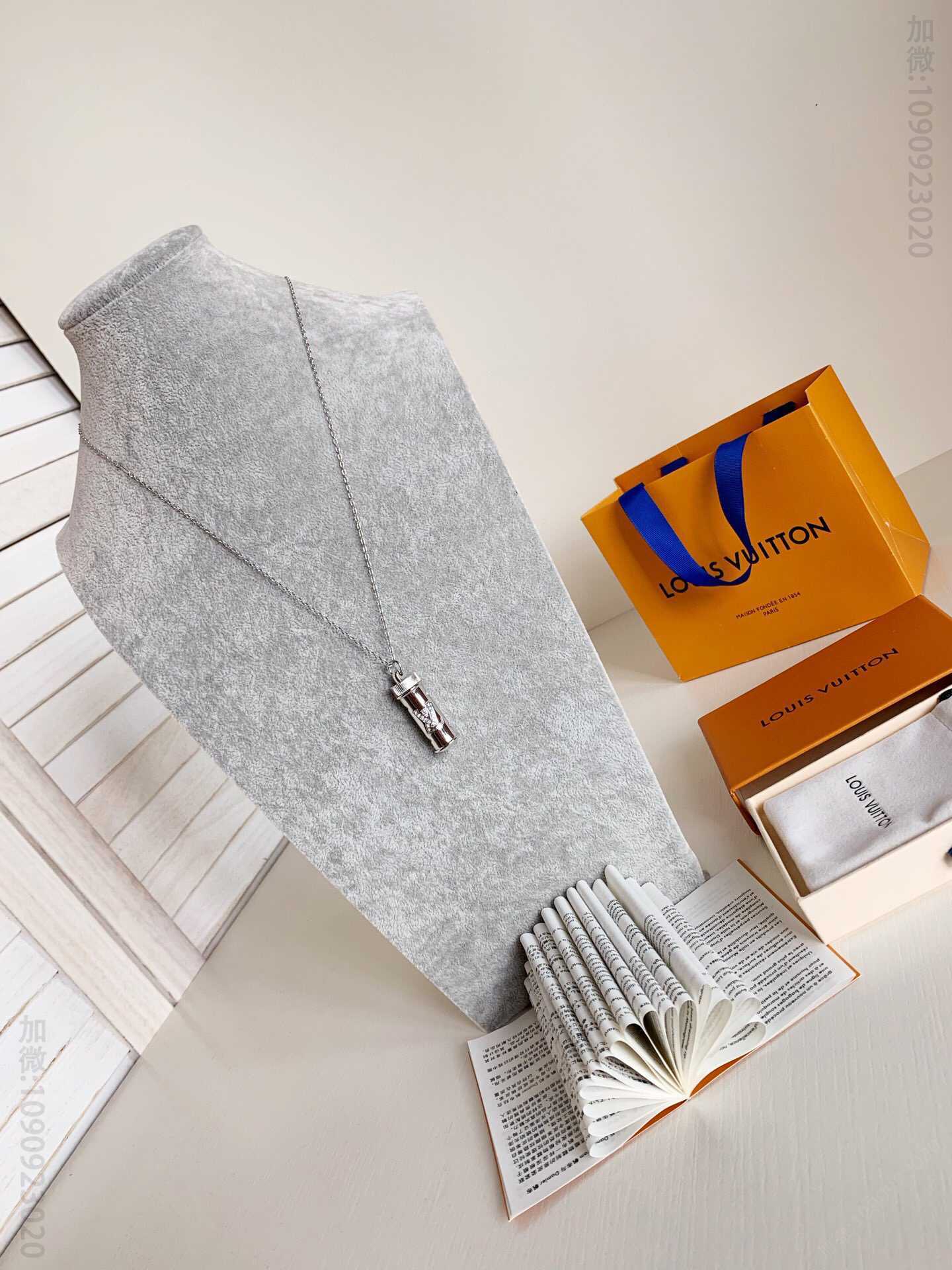 LV/路易威登 施华洛世奇水晶构筑 LV 字母与 Monogram 图案MONOGRAM STRASS 项链