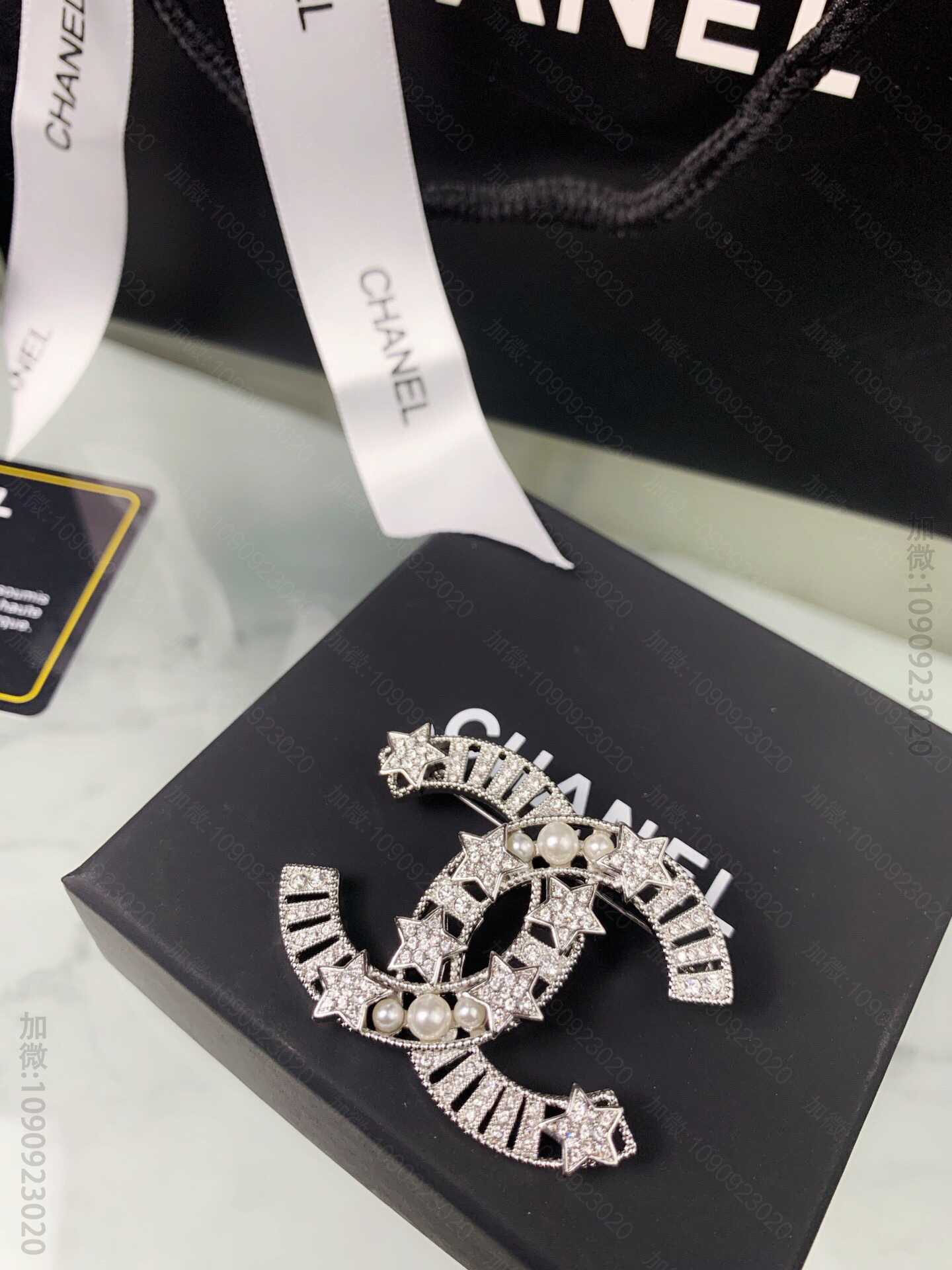 chanel香奈儿 经典双C图案，白18K金专柜新款 CAMÉLIA系列胸针