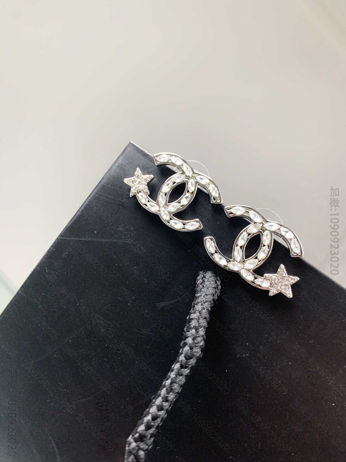 chanel香奈儿 经典双C图案，白18K金专柜新款 CAMÉLIA系列 耳...