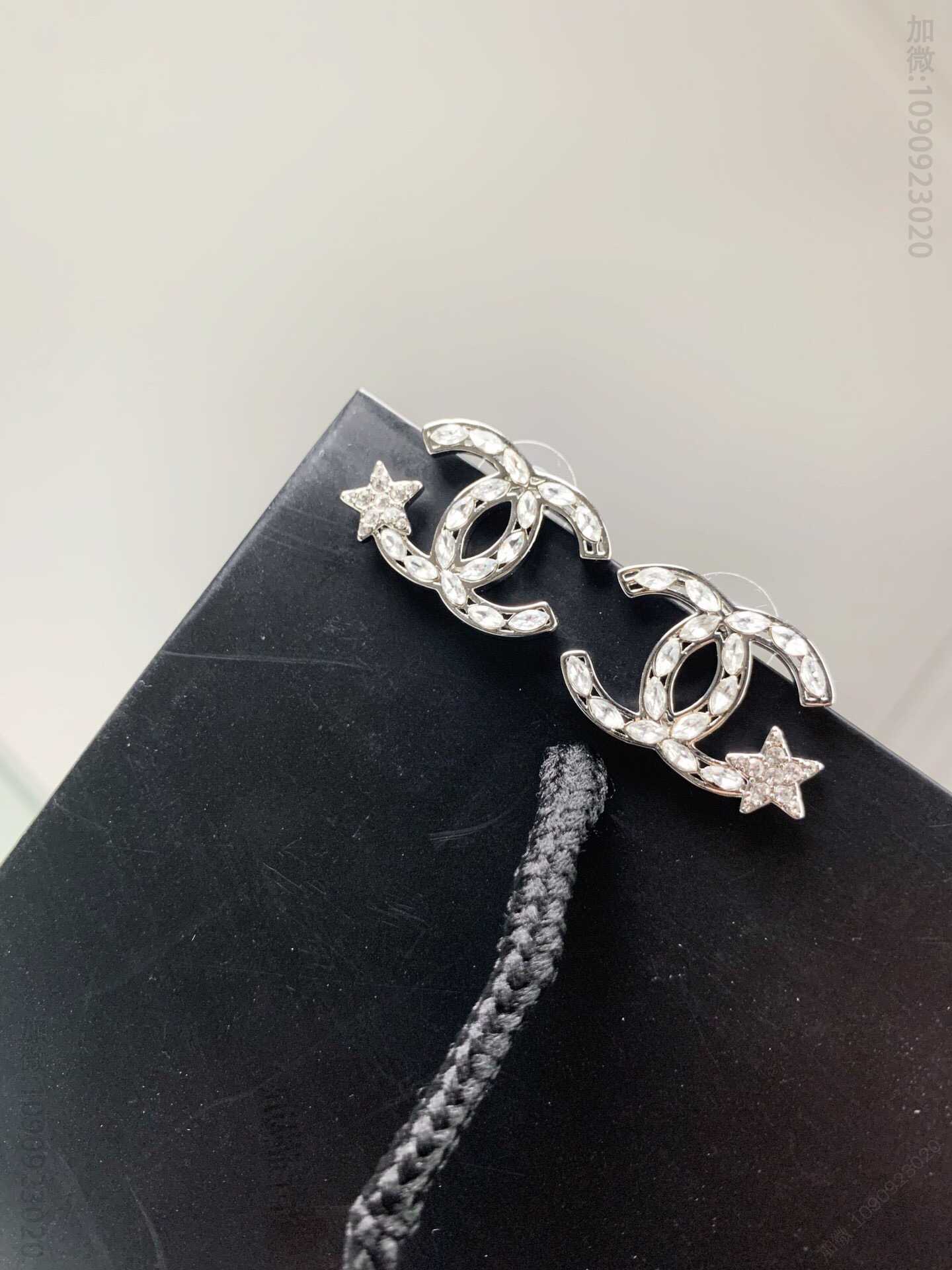 chanel香奈儿 经典双C图案，白18K金专柜新款 CAMÉLIA系列 耳环