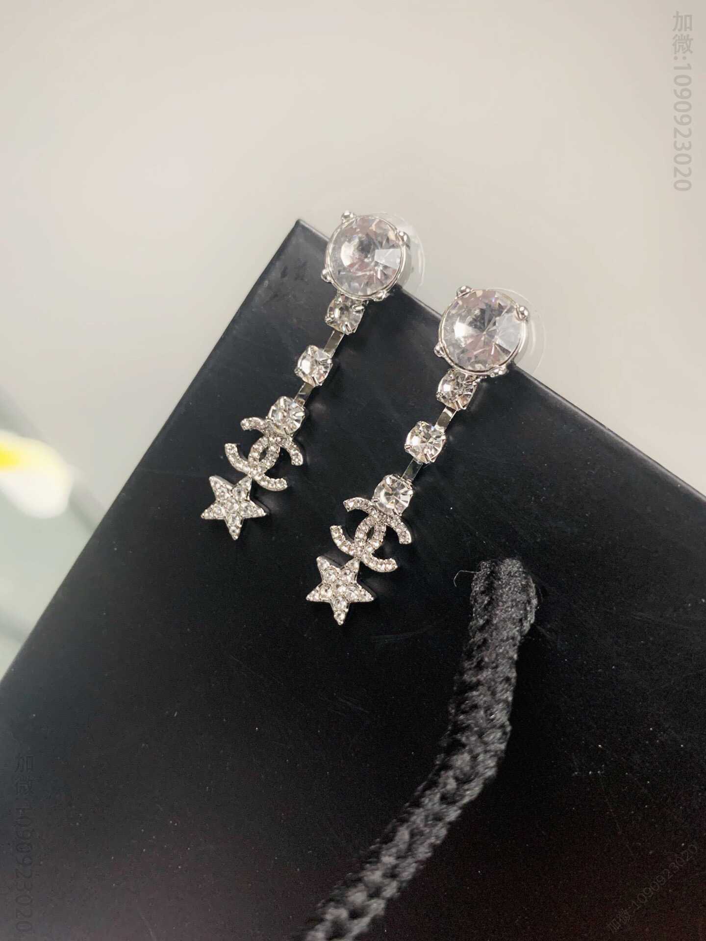 chanel香奈儿 经典双C图案，白18K金专柜新款 CAMÉLIA系列 耳环