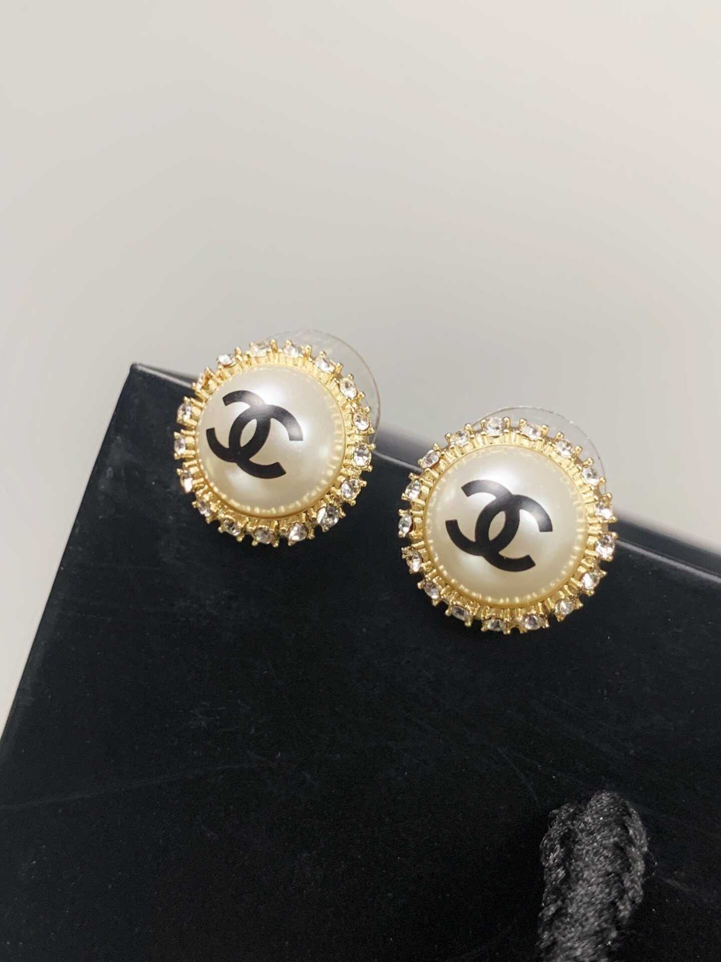 chanel香奈儿 经典双C图案，镶嵌钻石 专柜新款 CAMÉLIA系列 耳环