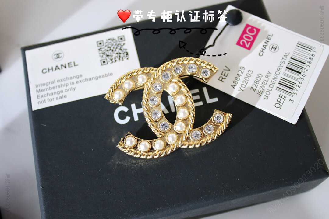 新款 CHANEL香奈儿带钻珍珠字母胸针A88429