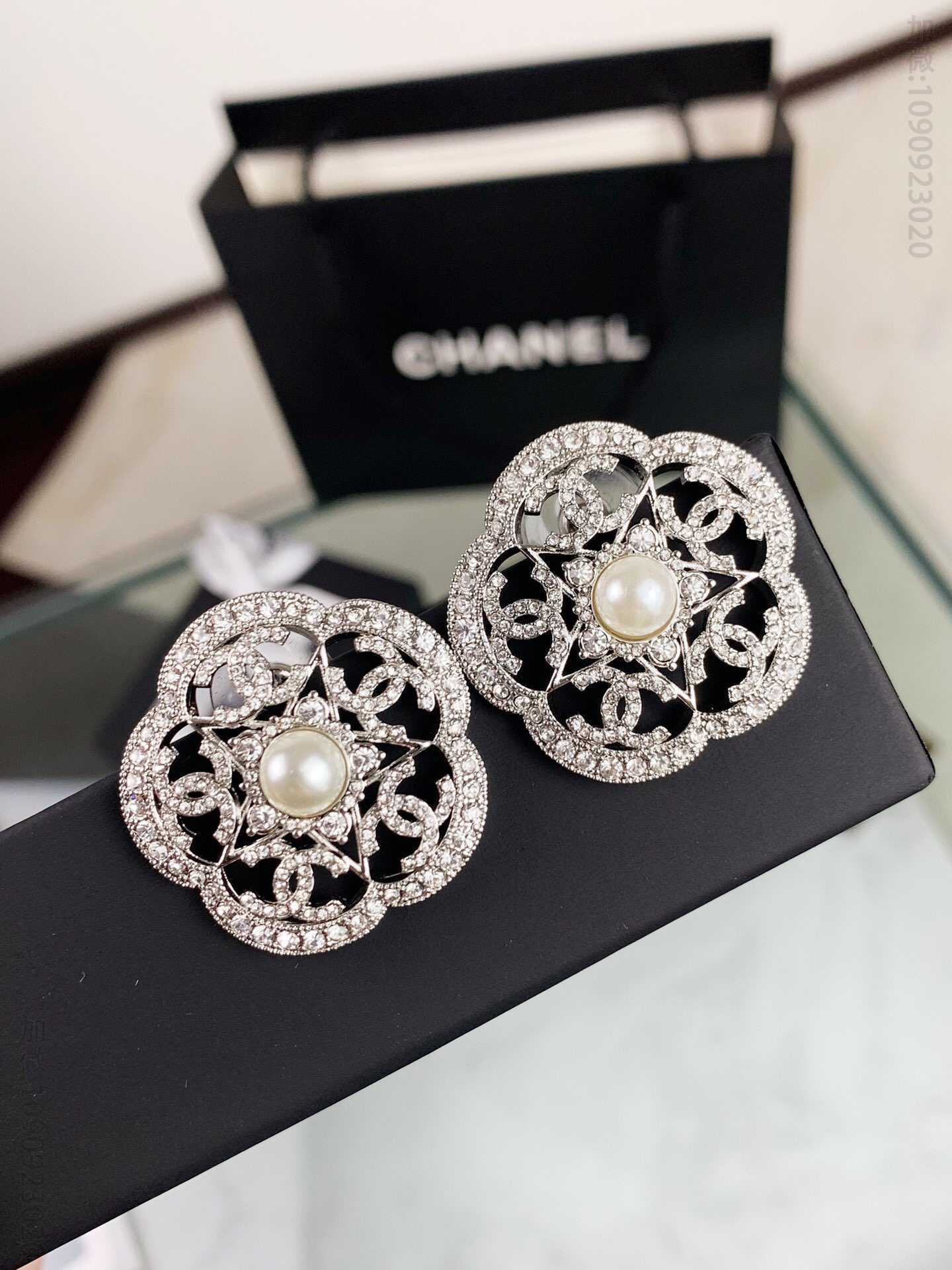 新品 CHANEL经典山茶花镶满钻耳环 耳钉