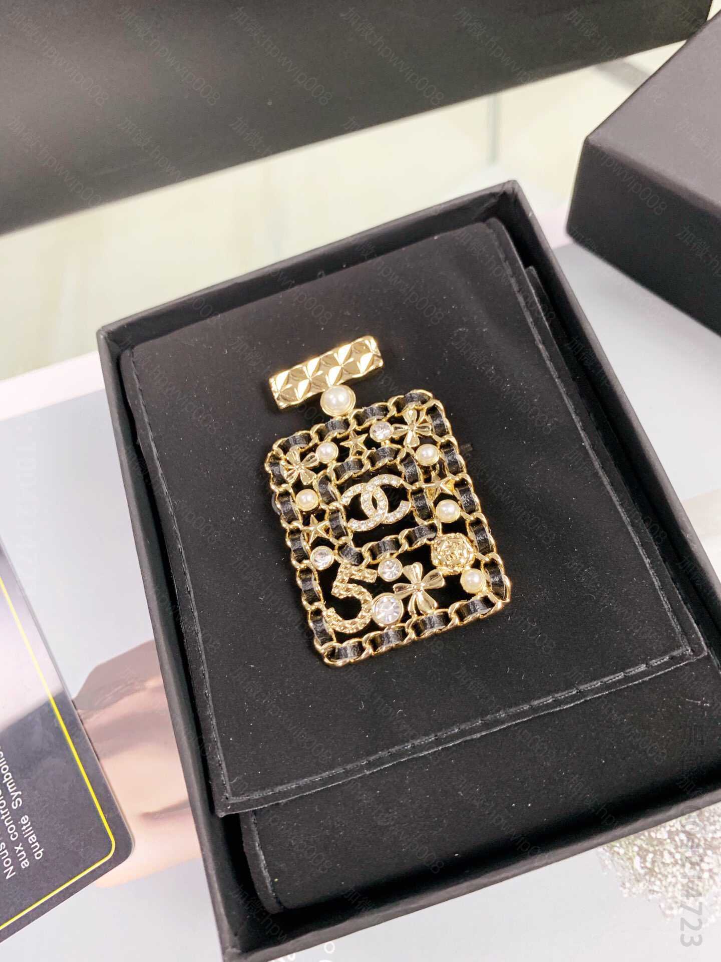 新品 CHANEL经典双C香水瓶珍珠胸针 C90509 高仿香奈儿胸花网站 