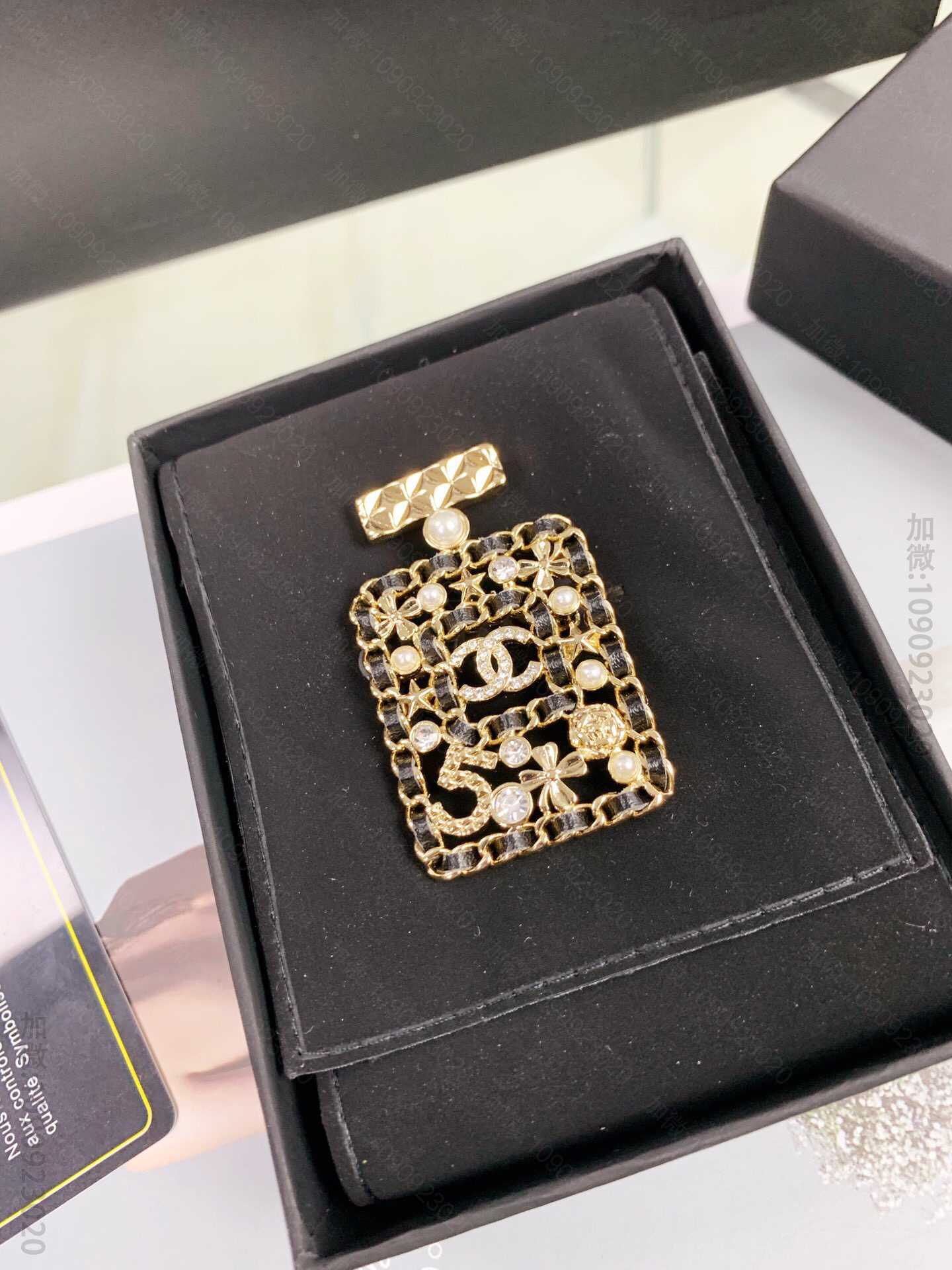 新品 CHANEL经典双C香水瓶珍珠胸针